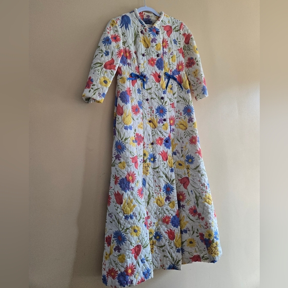 1970s Vintage Floral Quilted Coat with Blue Accents - Picture 2 of 12